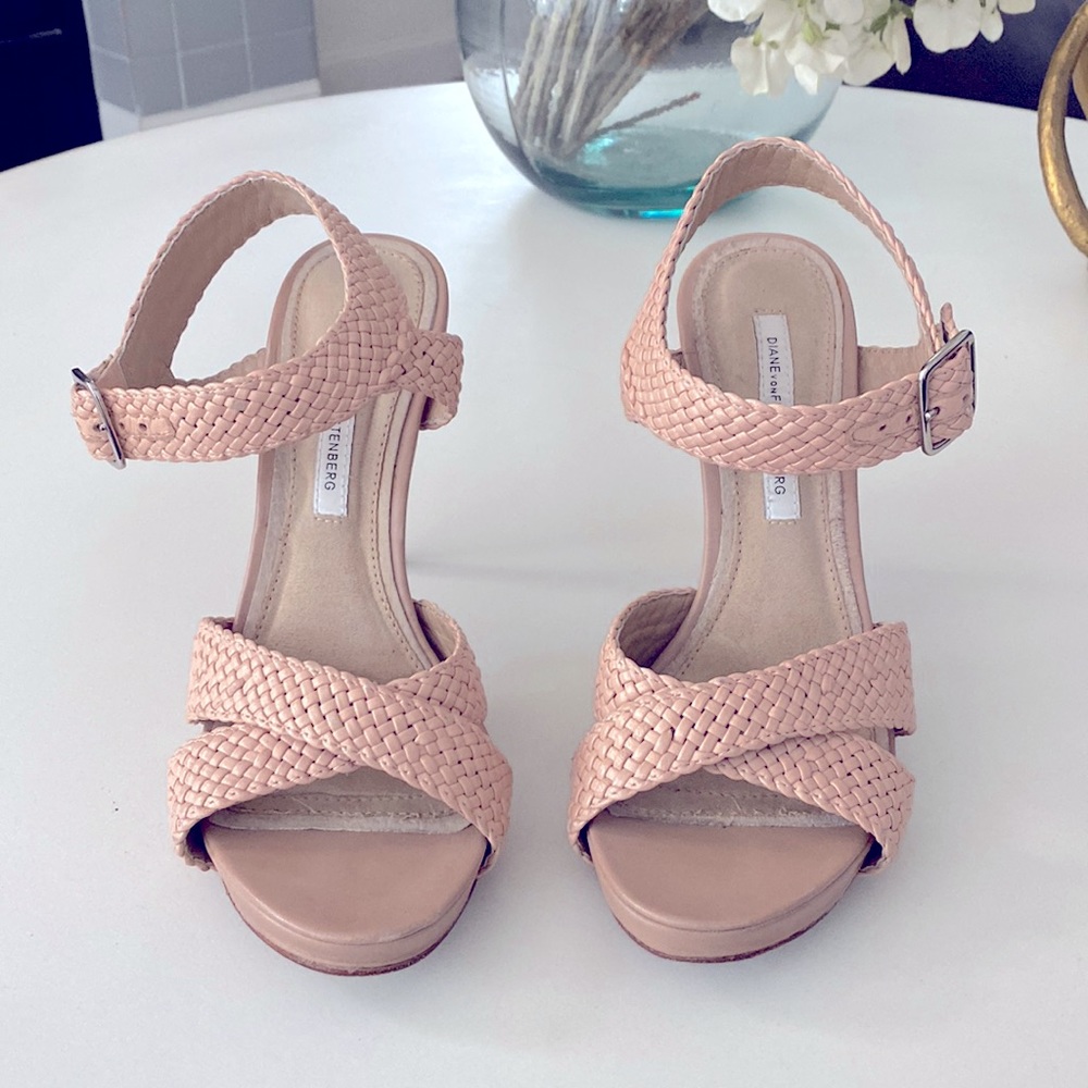 Diane Von Furstenberg beautiful straps sandal. Perfect for spring and summer.